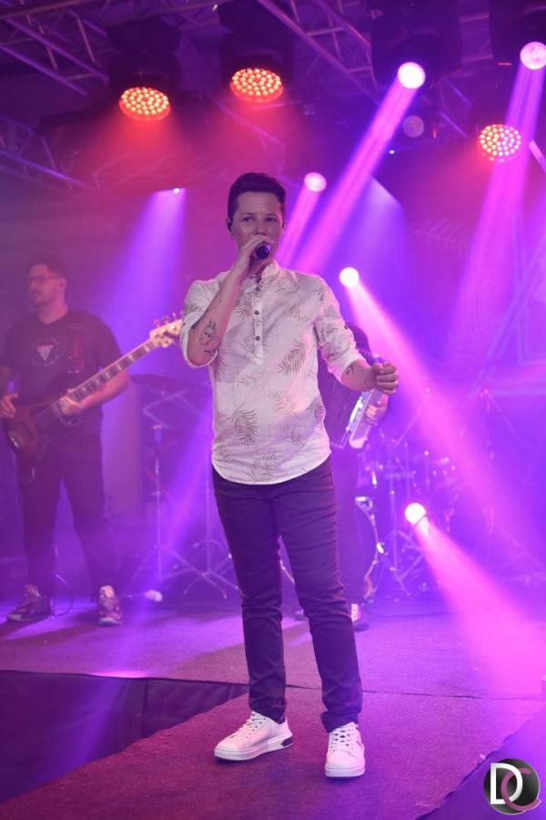 Cantora Sinopense faz show em homenagem a Marília Mendonça e Grupo FASIPE apoia